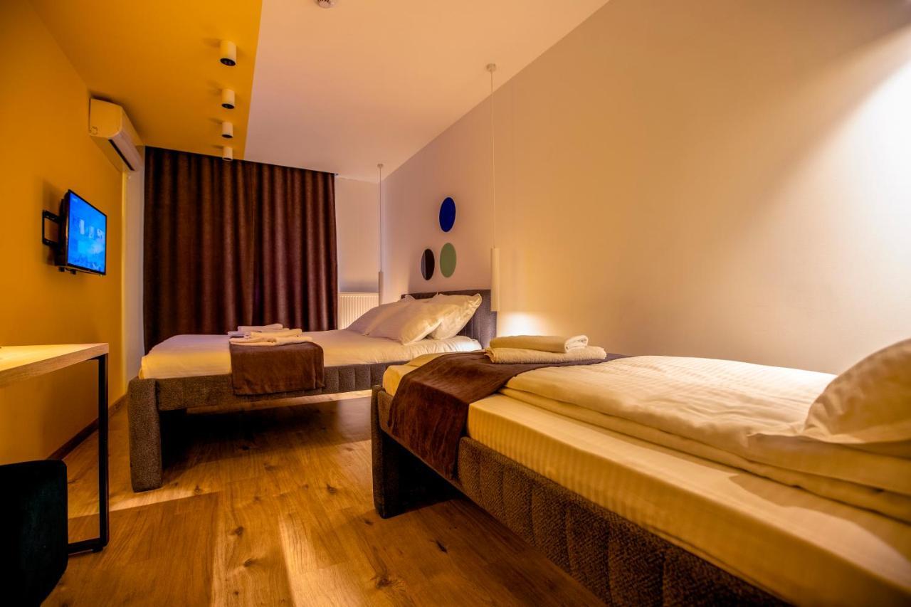 Hotel 4 Llulla Pristina Eksteriør bilde