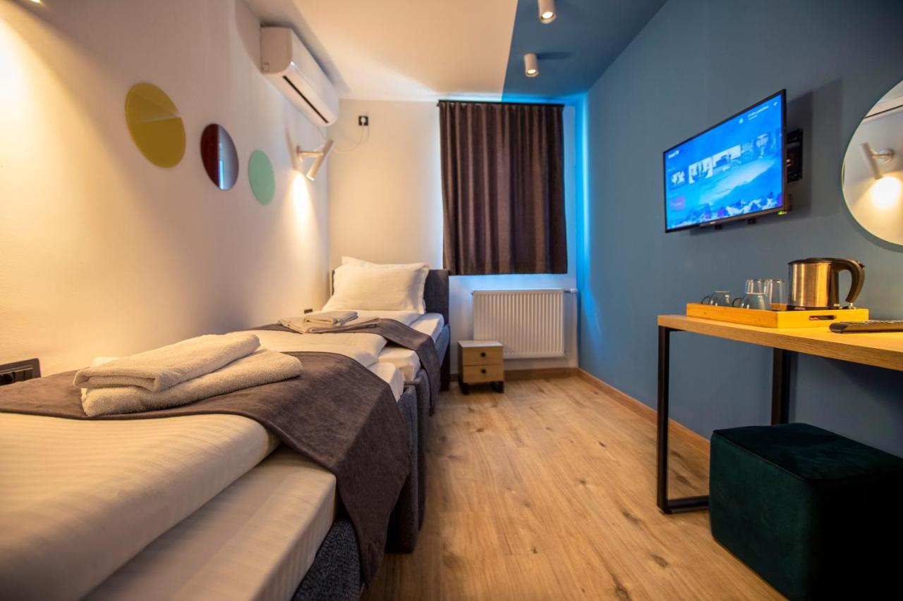 Hotel 4 Llulla Pristina Eksteriør bilde