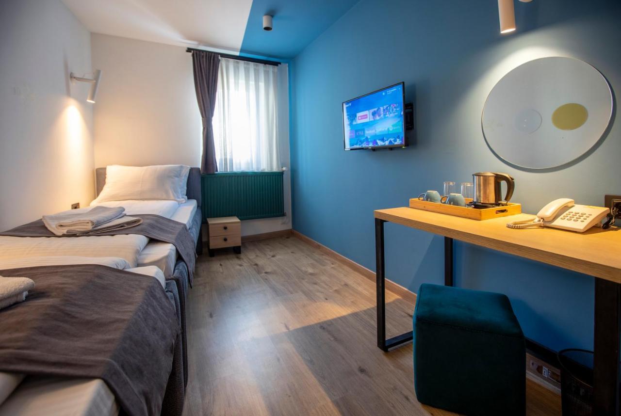 Hotel 4 Llulla Pristina Eksteriør bilde