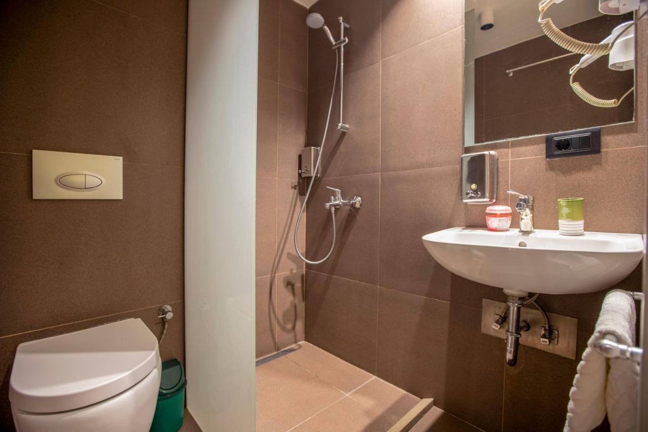 Hotel 4 Llulla Pristina Eksteriør bilde
