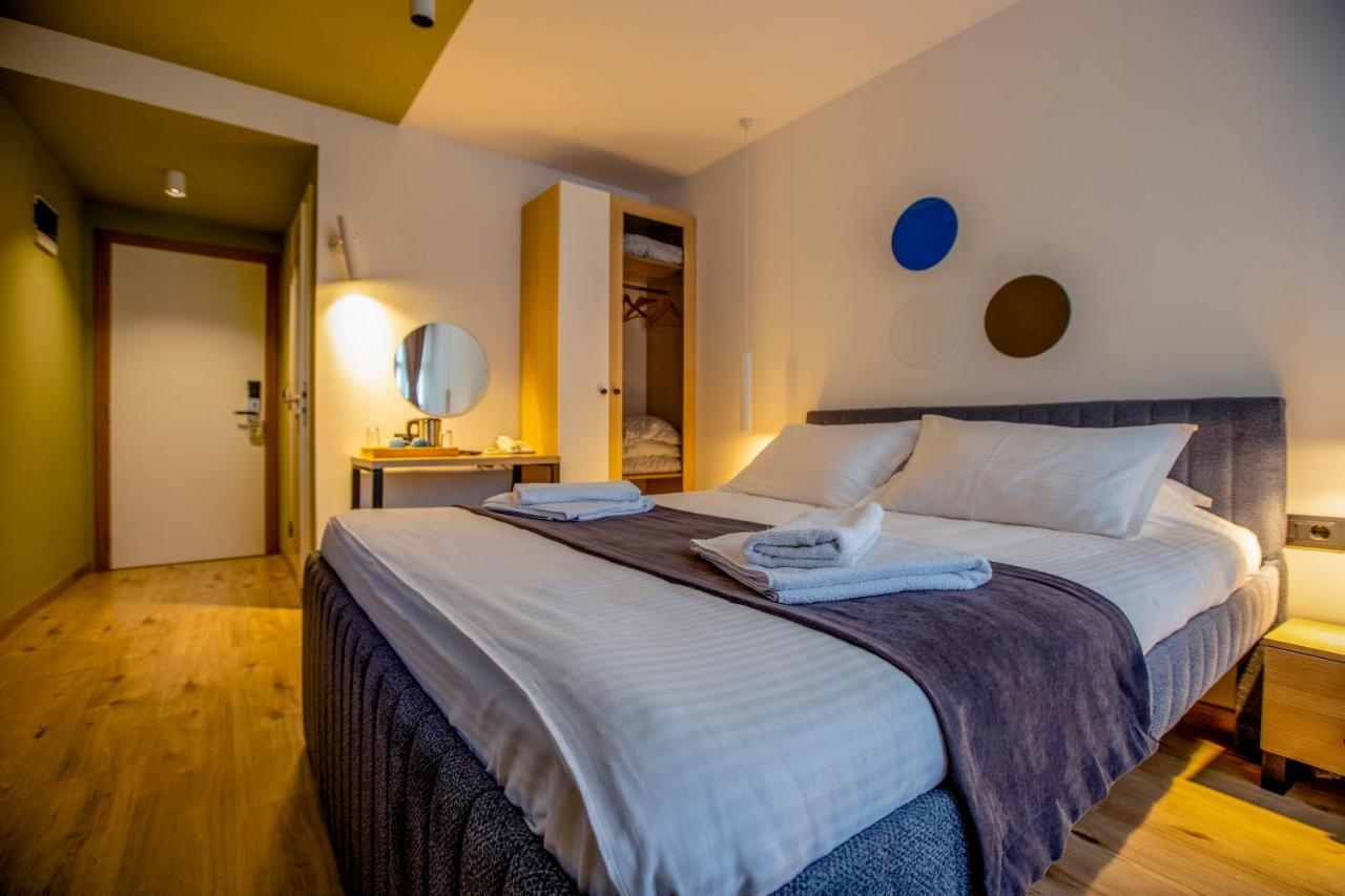 Hotel 4 Llulla Pristina Eksteriør bilde
