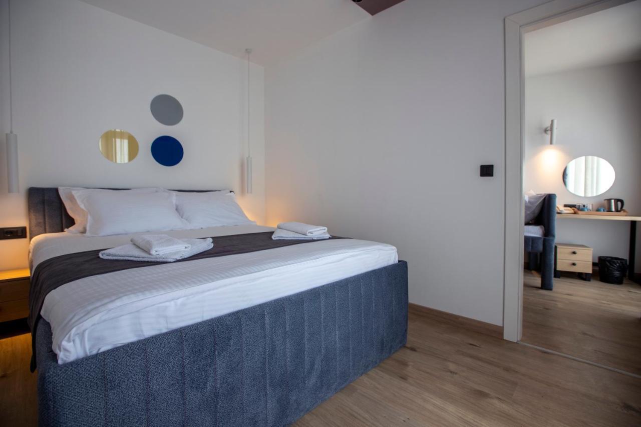 Hotel 4 Llulla Pristina Eksteriør bilde