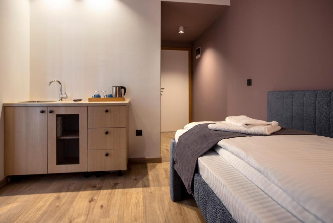 Hotel 4 Llulla Pristina Eksteriør bilde