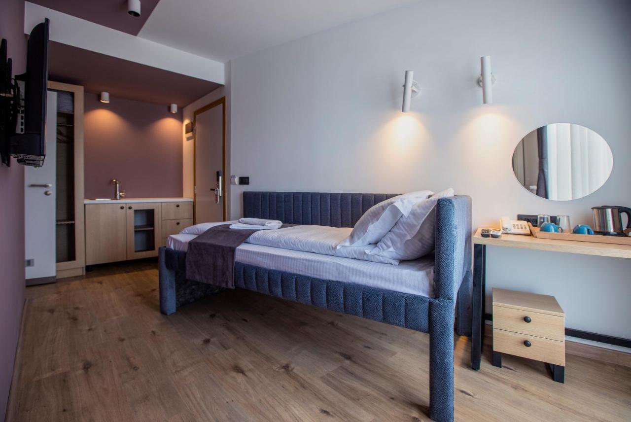 Hotel 4 Llulla Pristina Eksteriør bilde