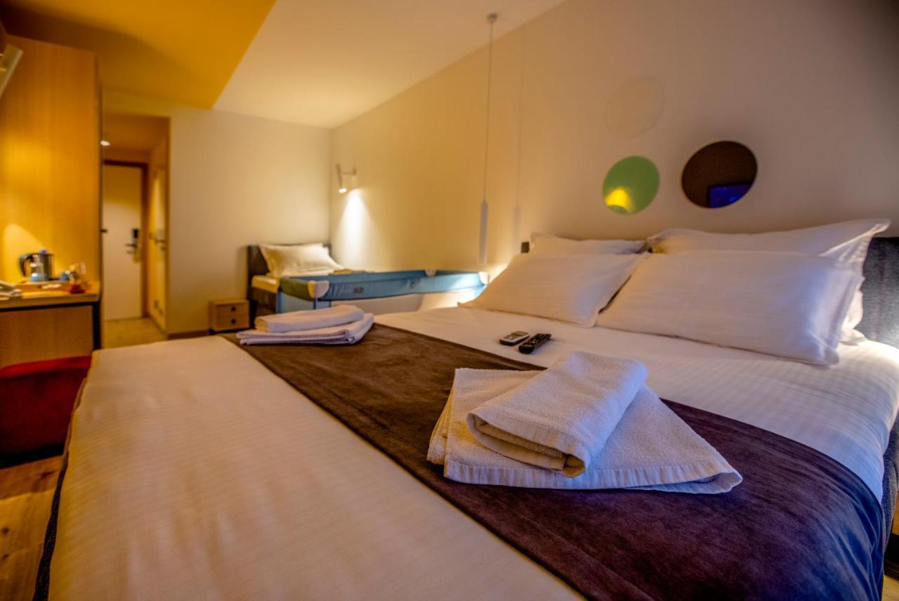 Hotel 4 Llulla Pristina Eksteriør bilde