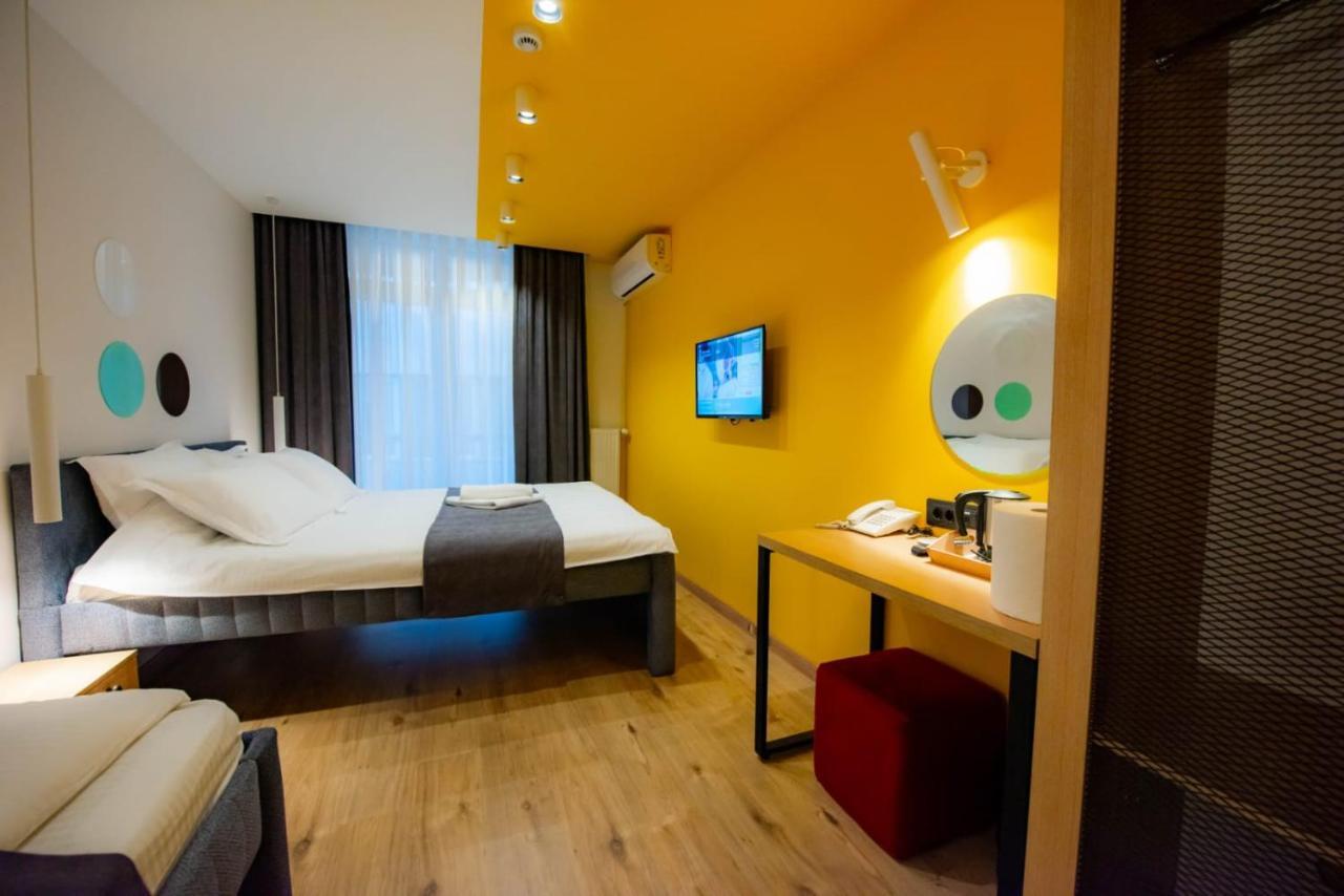 Hotel 4 Llulla Pristina Eksteriør bilde
