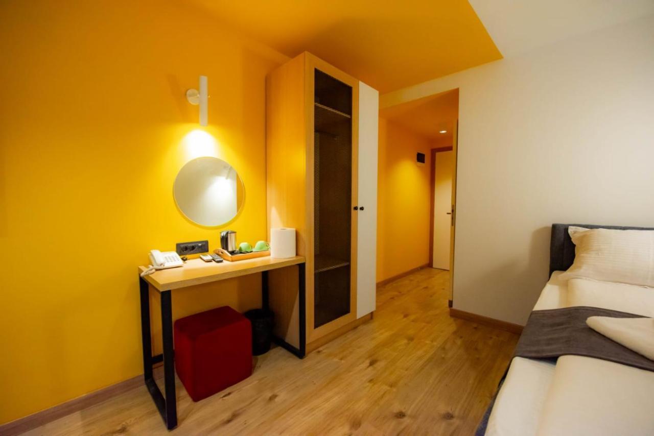 Hotel 4 Llulla Pristina Eksteriør bilde